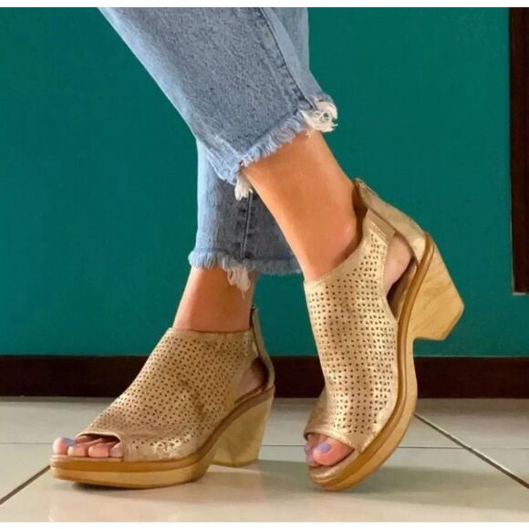 Naturalizer Gold Peep-Toe Sandals - Picture 3 of 14